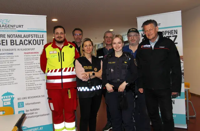 Bürgermeister Christian Scheider war bei den Blackout-Übungen vor Ort und bedankte sich bei den Vertretern der Einsatzorganisationen, der Amateurfunker und den Mitarbeitern des Krisenstabs für ihr Mitwirken. | Foto: StadtKommunikation/Spatzek