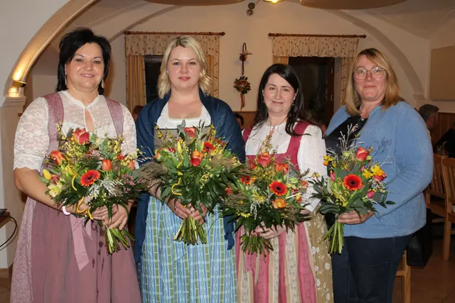v.l.n.r. Ortsbäuerin-Stellv. Marianne Greinöcker, neuer Ortsbäuerin Christine Greinöcker und Stellvertreterin Tina Ecker, Bezirksbäuerin Klaudia Ritzberger