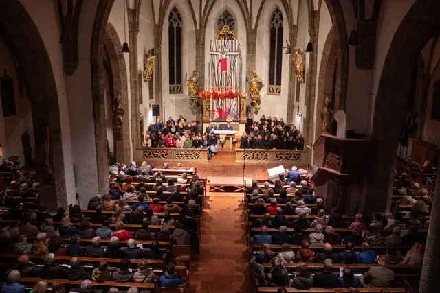 Die bis auf den letzten Platz gefüllte Pfarrkirche zeigte die große Resonanz auf das Benefizkonzert. | Foto: Stefan Vötter