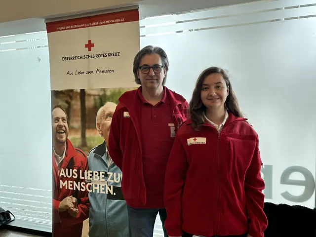 An der Karriereplattform des Österreichischen Integrationsfonds in der TriBühne Lehen nahmen zahlreiche Einrichtungen aus dem Gesundheits- und Pflegebereich teil. Im Bild: Alexander Holzer und Linda Eberherr vom Roten Kreuz Salzburg | Foto: Lisa Gold
