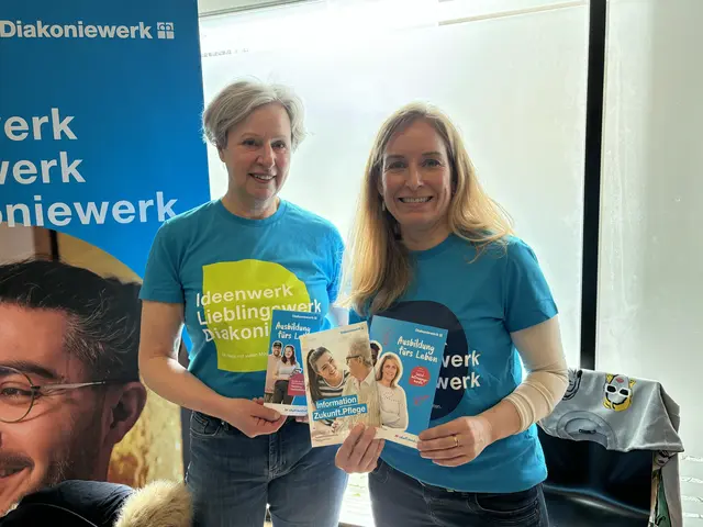 An der Karriereplattform des Österreichischen Integrationsfonds in der TriBühne Lehen nahmen zahlreiche Einrichtungen aus dem Gesundheits- und Pflegebereich teil. Im Bild: Monika Rendl und Agnes Schmatzberger vom Diakoniewerk Salzburg.  | Foto: Lisa Gold