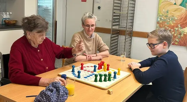 Bewohnerin Elfriede Pfeifer, Firmlingsbetreuerin Judith Riehl und Firmling Felix unterhalten sich bei Mensch-Ärgere-Dich-Nicht.
 | Foto: PBZ Klosterneuburg