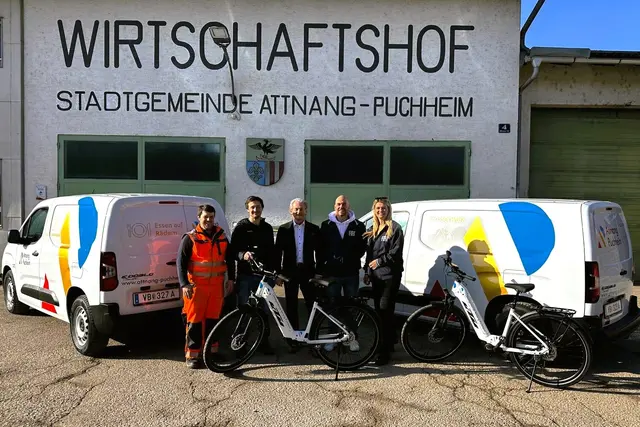 Bauhof-Leiter Stefan Hofer, Martin Bauer (Intersport Bauer), Bürgermeister Peter Groiß sowie Michael und Christina Thallinger (Autohaus Thallinger).
 | Foto: Stadtamt Attnang-Puchheim