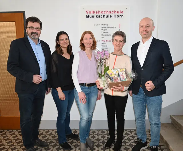 Zum 70. Geburtstag gratulierten die VHS Horn und die Stadtgemeinde Fiona Langthaler. | Foto: Gabriele Hohenegger