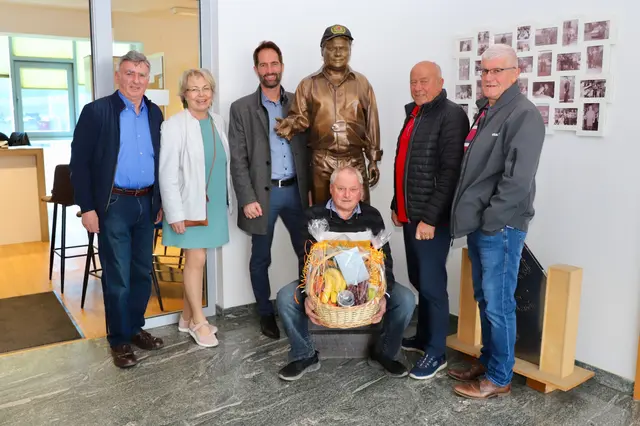 Jubilar Josef Herbst (mal 2) mit den Gratulanten Bgm. Günter Müller und Gattin Christa, Christian Kohlhauser, MSc, Werner Schalk und Ing. Franz Koch. | Foto: Gemeinde St. Johann