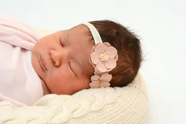 Name: Luisa
Geburtsdatum: 09.03.2026
Gewicht: 3.590 g
Größe: 55.0 cm
Eltern: Selina Huber und Christopher Kvatschek aus St. Katharein an der Laming | Foto: Babysmile