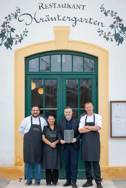 Das Konzept von Dario Linder (Leiter Gastronomie) und Jan Gellermann (Küchenchef) setzt vor allem auf Saisonalität und Regionalität. Manche der Zutaten wachsen nur wenige Schritte von der Küche entfernt im schlosseigenen Kräutergarten. | Foto: SKB