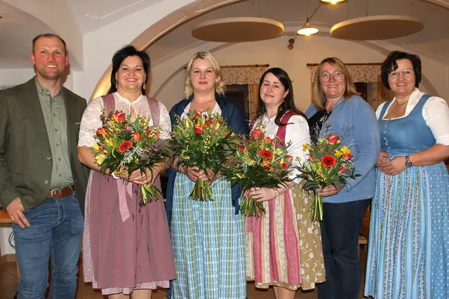 v.l.n.r.: BB-Obmann Thomas Ammer, Stellvertreterin Marianne Greinöcker, Ortsbäuerin Christine Greinöcker, Stellvertreterin Tina Ecker, Bezirksbäuerin Klaudia Ritzberger, Vizebgm. Eva Wahlmüller