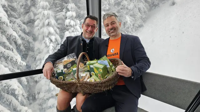 Foto: Dr. Daniel Neyer überreicht Andreas Seeburger einen großen TWIGA-FRUITS Produkte Korb für eine Großfamilie in Vorarlberg, betreut von der Hilfsorganisation Stunde des Herzens.