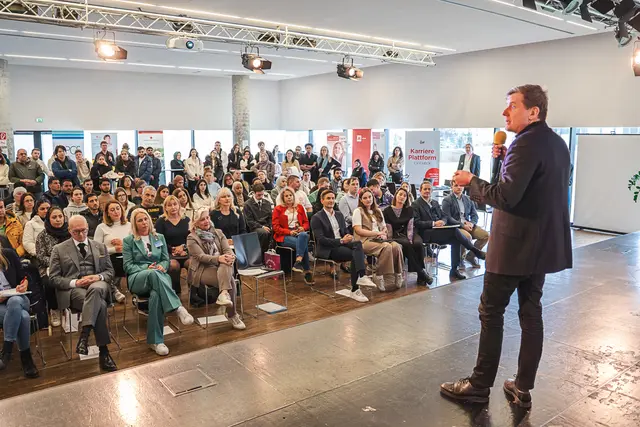 In der TriBühne Lehen fand die Karriereplattform des Österreichischen Integrationsfonds (ÖIF) in Salzburg zum Schwerpunkt Gesundheits- und Pflegeberufe statt. 
 | Foto: ÖIF/Soldatenko