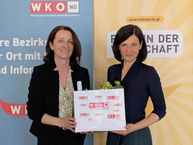 Anne Blauensteiner (l.) und Marlen Schachinger-Pusiol im Gespräch über innovative Verlagsarbeit bei Edition Arthof. | Foto: WK Zwettl