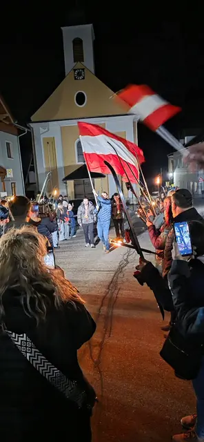 Mit wehenden Österreich-Fahnen zogen Cortinas Helden ein. | Foto: privat