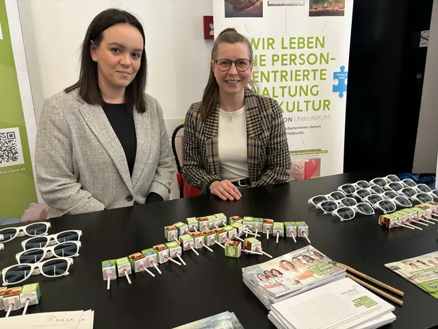 An der Karriereplattform des Österreichischen Integrationsfonds in der TriBühne Lehen nahmen zahlreiche Einrichtungen aus dem Gesundheits- und Pflegebereich teil. Im Bild: Ana Gveric und Carina Hörack von den Salzburger Landeskliniken | Foto: Lisa Gold