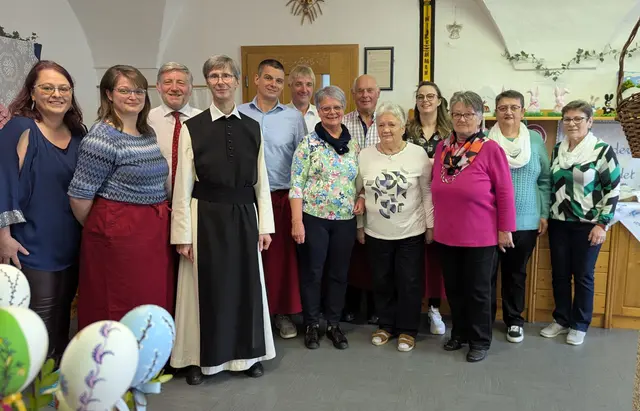 Monika Huber, Monika Weber, Vizebürgermeister Günther Prinz, Pfarrer P. Bernhard Prem, Erwin Zellhofer, Martin Weissensteiner, stellvertretende Vorsitzende des Pfarrgemeinderates Maria Hödl, Heinz Schierhuber, Leiterin des Arbeitskreises der Frauen Margret Weber, Irene Thaler-Zellhofer, Christa Bruckner, Elfriede Kaspar und Herta Kaufmann freuen sich auf viele Besucher. | Foto: Pfarre Schweiggers