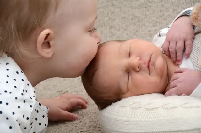 Name: Lion mit Schwester Juna
Geburtsdatum: 28.02.2026
Gewicht: 3.900 g
Größe: 54.0 cm
Eltern: Nadja und Martin Kalsberger aus Katsch an der Mur | Foto: Babysmile
