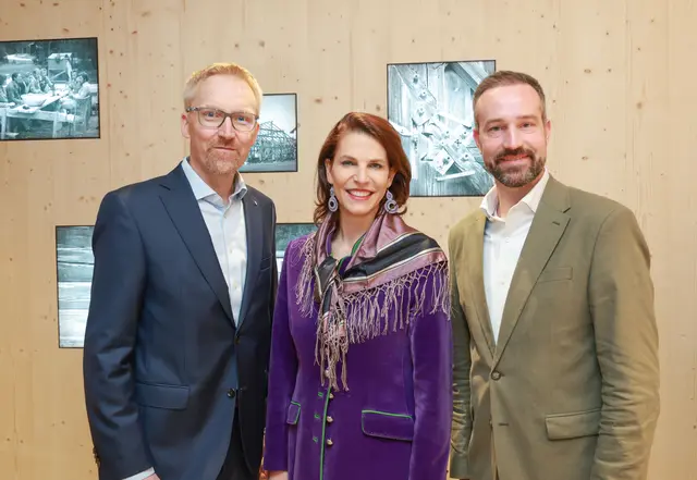 Peter Fritz, mit Karoline Edtstadler und Stefan Schnöll. | Foto: Neumayr