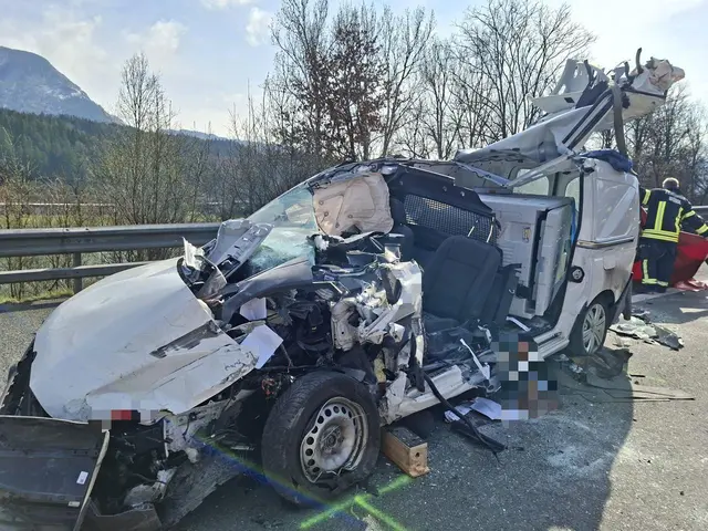 Der Unfall ereignete sich am frühen Nachmittag. Der Pkw-Lenker kam dabei ums Leben | Foto: Feuerwehr Wörgl