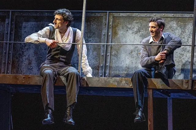 Carl, Sohn und Leichtmatrose (Tobias Artner) und Jörgen, Steuermann (Julian Tzschentke) in „Der blinde Passagier“ | Foto: Luiza Puiu
