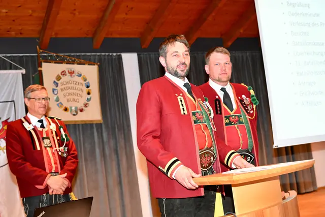 Hauptmann Daniel Holzknecht und Oberleutnant Matthias Schlögl wurden vor kurzem bei der Bataillonsversammlung von Bat.-Kdt. Major Hans Knoflach vorgestellt. | Foto: Hassl