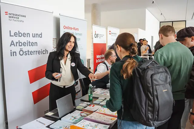 In der TriBühne Lehen fand die Karriereplattform des Österreichischen Integrationsfonds (ÖIF) in Salzburg zum Schwerpunkt Gesundheits- und Pflegeberufe statt. 
 | Foto: ÖIF/Soldatenko