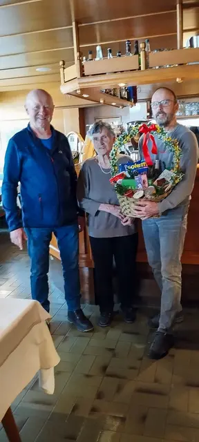 Bürgermeister Martin Kärle und Vizebürgermeister Jürgen Friedle gratulierten Veronika Friedl zu ihrem besonderen Ehrentag. | Foto: Gemeinde Hinterhornbach