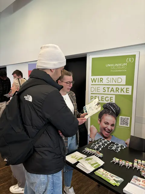 An der Karriereplattform des Österreichischen Integrationsfonds in der TriBühne Lehen nahmen zahlreiche Einrichtungen aus dem Gesundheits- und Pflegebereich teil. | Foto: Lisa Gold