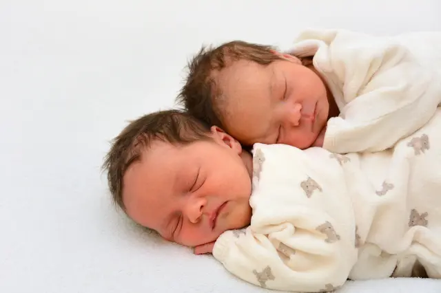 Namen: Sophie / Valerie
Geburtsdatum: 11.02.2026
Geburtszeit des Kindes * 07:55 / 07:56
Geburtsgewicht: 3.220 g/ 2.320 g
Größe: 50 cm / 45 cm
Eltern: Sabrina Sonnberger-Winkler und Roland Sonnberger aus Trofaiach | Foto: Babysmile