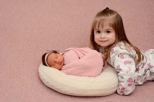 Name: Luana mit Schwester Aurelia
Geburtsdatum: 21.02.2026
Gewicht: 2.460 g
Größ: 46 cm
Eltern: Larissa Poturovic-Horak und Amir Poturovic aus Zeltweg | Foto: Babysmile
