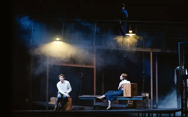 Der geflüchtete jüdische Arzt Hartmann (Lukas Walcher) mit Nina, der Tochter des Kapitäns (Laura Laufenberg). | Foto: Luiza Puiu