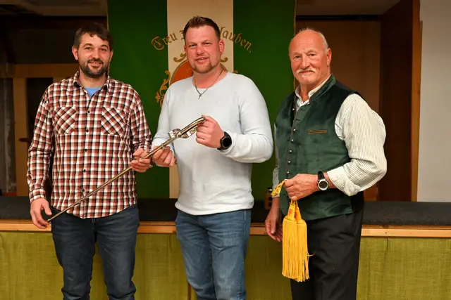 Offizielle Übergabe an den neuen Hauptmann Daniel Holzknecht (li.) und Oberleutnant Matthias Schlögl. | Foto: Kastl
