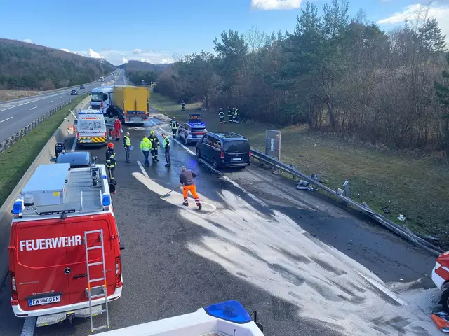Binden der ausgeflossenen Flüssigkeiten. | Foto: FF Alland
