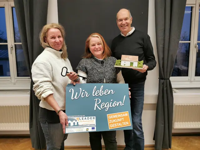 V.l.n.r.: LEADER Geschäftsführerin Renate Mihle, Obfrau Eva Kreiner (Verein der KellergassenführerInnen im Weinviertel) und Michael Staribacher (Kellergassenmanagement) setzen sich mit dem Kellergassenmanagement und der Gruppe Baudirektion des Landes dafür ein, dass Kellergassen als Alleinstellungsmerkmal und Kulturgut im Weinviertel erhalten bleiben. | Foto: LEADER Region Weinviertel-Manhartsberg
