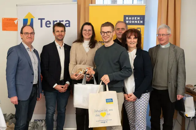 Gruppe Terra Übergabe Göllersdorf: vlnr.: Bürgermeister Josef Reinwein, Jürgen Putz (GF Terra), Nadine Koisser und Simon Wanko (beide Mieter), Alfred Janecek (Aufsichtsrat Terra), Theresa Reiter (GF Terra), Pfarrer Michael Wagner  | Foto: Josef Herfert