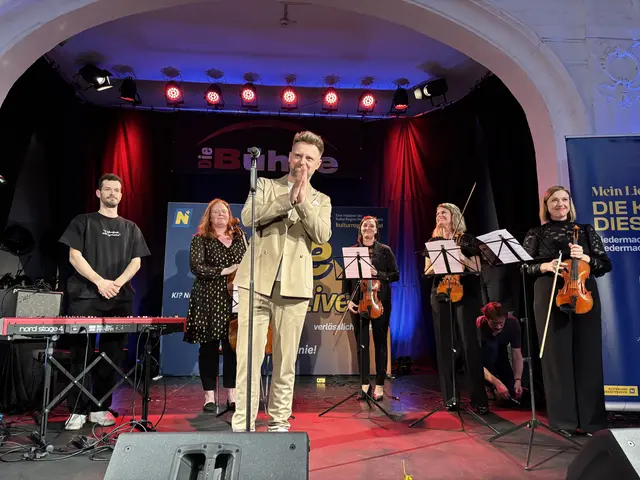 Platz 3: Mario Schenkermayer berührte mit seinem Lied "Du wirst verstehen" und dem Orchester | Foto: Lauren Fahrenberger / MeinBezirk