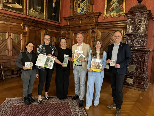 Eva Frauscher, Nicole Mahr, Sabine Spießberger, Bürgermeister Bernhard Zwielehner, Pressesprecherin Julia Haase und Amtsleiter Peter Eckkrammer. | Foto: MeinBezirk/Wiesbauer
