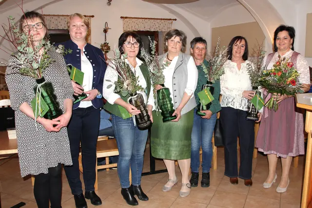 die ausgeschiedenen Mitarbeiterinnen v.l.n.r. Romana Aichberger, Birgit Lindinger, Ingrid Schöberl, Gerlinde Ammer, Renate Schauer, Maria Übleis sowie Marianne Greinöcker. 