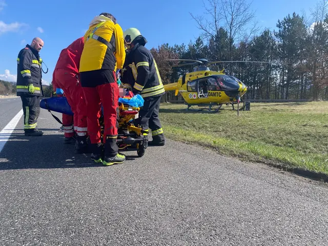 Medizinische Versorgung des Lkw-Fahrers. | Foto: FF Alland