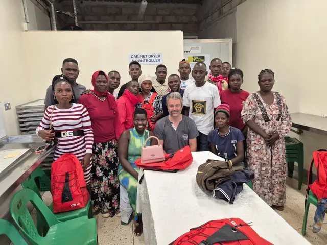 Foto: Dr. Daniel Neyer überreicht Andreas Seeburger einen großen TWIGA-FRUITS Produkte Korb für eine Großfamilie in Vorarlberg, betreut von der Hilfsorganisation Stunde des Herzens.