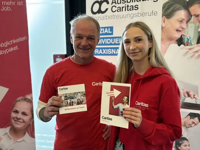 An der Karriereplattform des Österreichischen Integrationsfonds in der TriBühne Lehen nahmen zahlreiche Einrichtungen aus dem Gesundheits- und Pflegebereich teil. Im Bild: Lisa Marie Sager und Marco Schneeberger von der Caritas Salzburg. | Foto: Lisa Gold