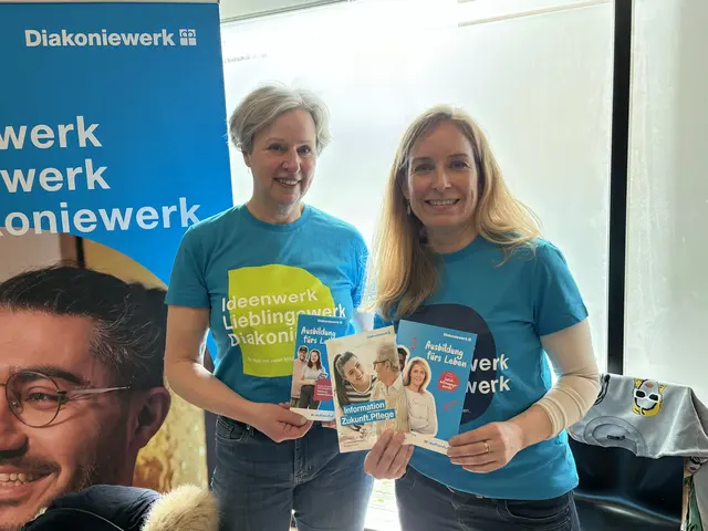 An der Karriereplattform des Österreichischen Integrationsfonds in der TriBühne Lehen nahmen zahlreiche Einrichtungen aus dem Gesundheits- und Pflegebereich teil. Im Bild: Monika Rendl und Agnes Schmatzberger vom Diakoniewerk Salzburg.  | Foto: Lisa Gold