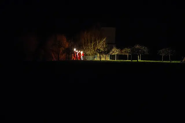 Ein Nachbar entdeckte den 53-Jährigen gegen 19.15 Uhr leblos im Wasser – Die Feuerwehr barg den Toten aus dem Teich.  | Foto: laumat/Matthias Lauber