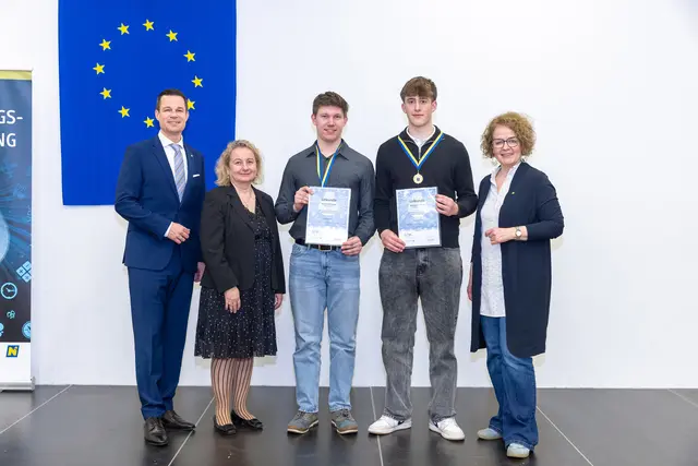 Bildungsdirektor Karl Fritthum, Landeskoordinatorin für Begabungsförderung Angelika Gausterer-Wöhrer, Florian Holzinger, Konstantin Mara und Bildungs-Landesrätin Christiane Teschl-Hofmeister (ÖVP). Nicht am Bild: Svenja Spork, Michaela Součkova. | Foto: BD NÖ | Pistracher