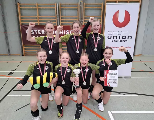 Hinten, v. l.: Lena Leitner, Carolina Schön und Isabel Gruber, Vorne, v. l.: Marina Gruber, Julia Sonnleitner, Nina Jungwirt und Dana Andexlinger.  | Foto: Wilfried Kellermann
