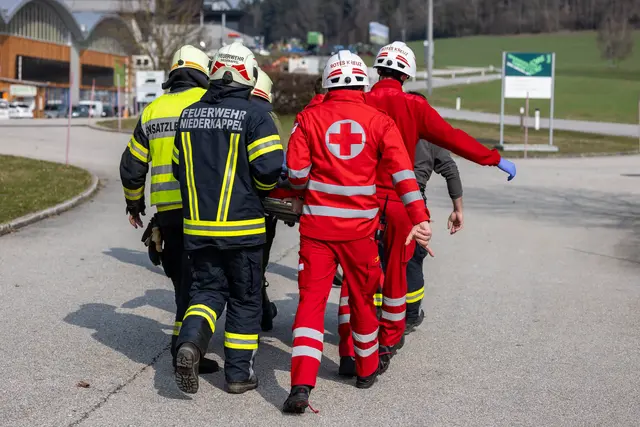 Die Einsatzkräfte arbeiteten bei der Bergung der verletzten Person eng zusammen.  | Foto: FOTOKERSCHI / FRANZ PLECHINGER
