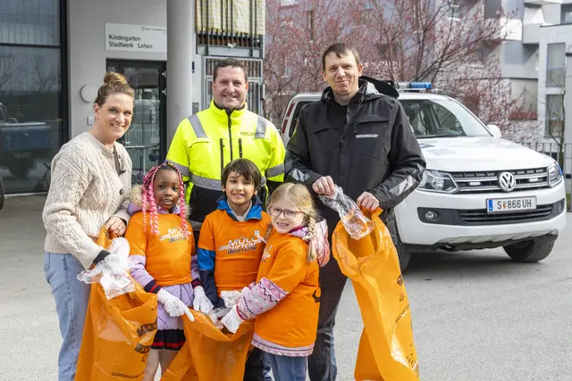 Große und Kleine Müllbusters. Im Bild: Katharina Langner, Kindergarten Stadtwerk Lehen, Martin Schierhuber, Marc Hörhager (Amt für Öffentliche Ordnung) mit Esohe, Adam und Franziska | Foto: Stadt Salzburg/Wildbild/Rohrer