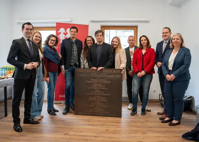 Die Ehrengäste versammelten sich zum gemeinsamen Gruppenfoto, in der Mitte: der Landesvorsitzende der Kinderfreunde Steiermark NR-Abg. Wolfgang Moitzi. | Foto: Kinderfreunde Steiermark