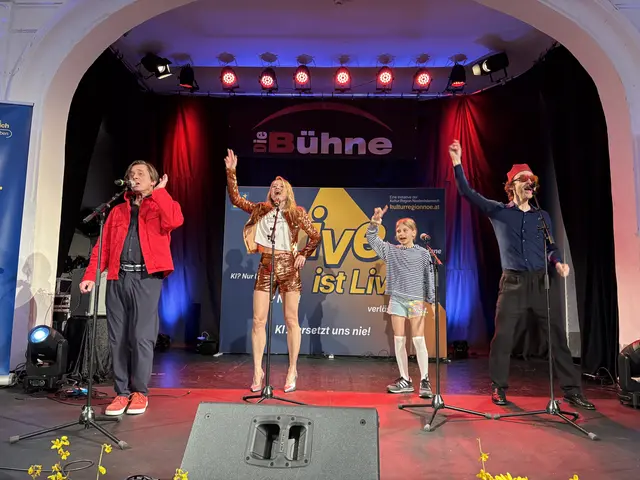 Stimmungskanonen auf der Bühne: Brennholz.rocks aus Maria Anzbach mit der ehemaligen Luttenberger*Klug-Sängerin | Foto: Lauren Fahrenberger / MeinBezirk