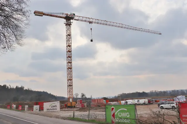 Der Spatenstich zum Bau von Wohnungen und Gewerbeflächen ist  erfolgt.  | Foto: Edith Ertl