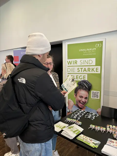 An der Karriereplattform des Österreichischen Integrationsfonds in der TriBühne Lehen nahmen zahlreiche Einrichtungen aus dem Gesundheits- und Pflegebereich teil. | Foto: Lisa Gold