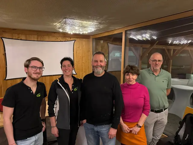 Merlin Waldhör, Jasmin Cermak, Simon Jahn, Heidi Sequenz, Peter Pinka informierten über den aktuellen Stand bei der S 7 Sperre.
  | Foto: Grüne Schwechat